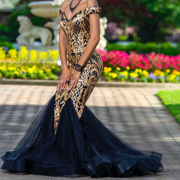 Royal Formal Gown - Picture 4 of 7